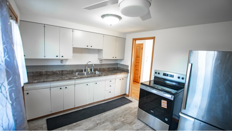 Building Photo - 1402-1402 Summit Ave