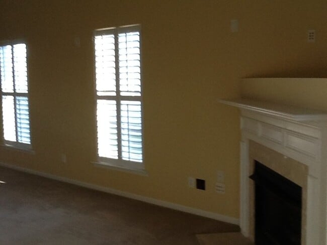 Building Photo - Late-September Move-in Ready!