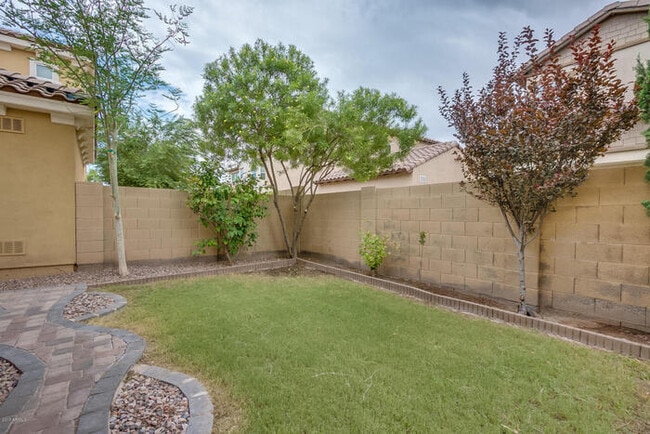 Building Photo - GREAT LOCATION! Fabulous move-in ready 5 bed /3 bath home in south Tempe