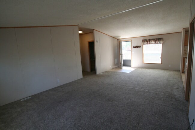 Building Photo - 3 Bedroom Modular Home in Babcock Vista!