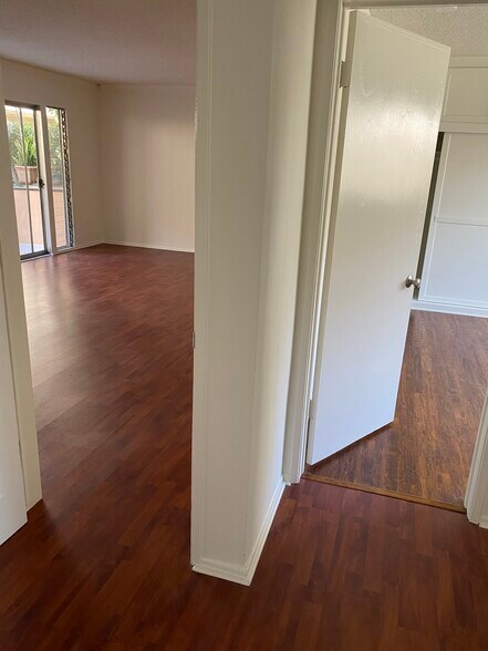 Master Suite Foyer - 943 19th St