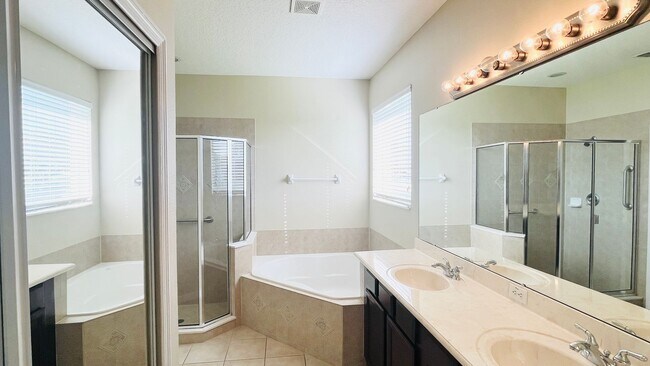 Building Photo - 4 Bed 2 Bath Single Family House For Rent