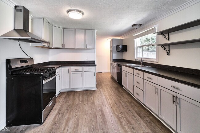 Building Photo - 635 Lake View Dr