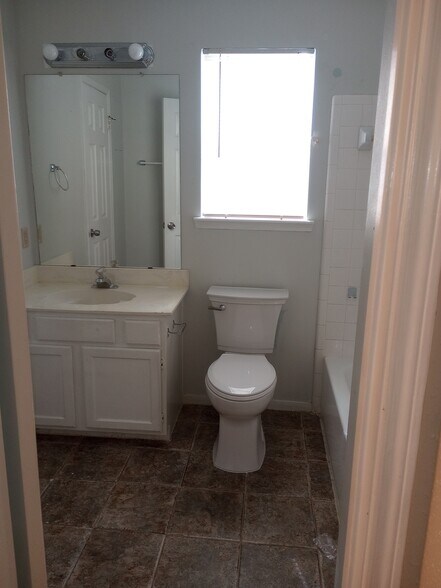 Full bathroom off hallway - 14611 Sun Harbor Dr
