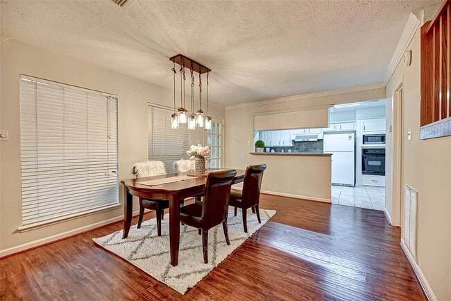 Building Photo - 2714 Green Fields Dr
