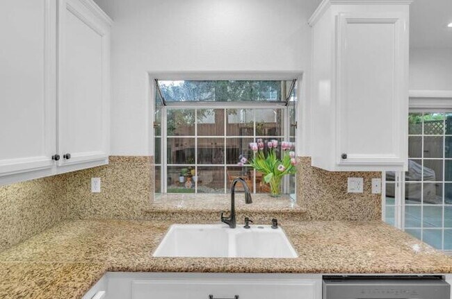 Building Photo - 3-Bed Bright Morgan Hill Home in a Desirable Neighborhood