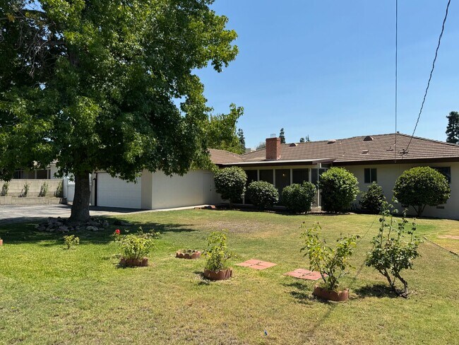 Building Photo - Beautiful Glendora Home in Desireable Area