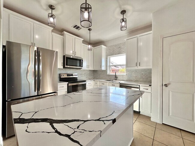 Building Photo - Beautiful 3-Bedroom, 2-Bath Home with Comm...
