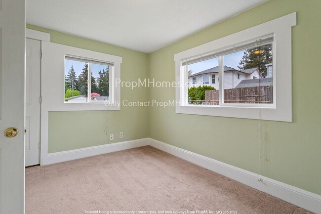 Building Photo - Charming Three Bedroom Home in Hazelwood!