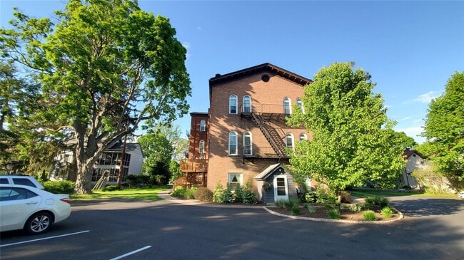 Primary Photo - 21 Idlewild Ave