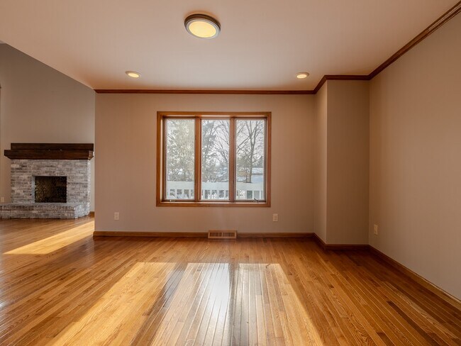 Building Photo - 2630 Glencairin Dr NW