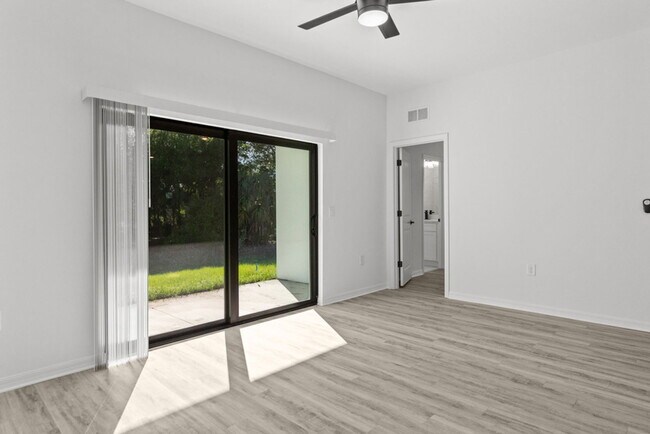 Building Photo - 548 Knapp St