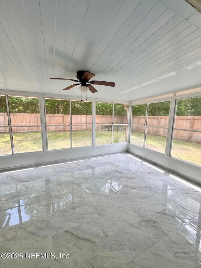 Building Photo - 8250 Lakemont Dr