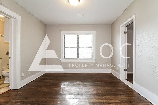 Building Photo - 705 E Hughbert St