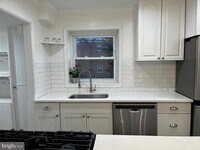 Building Photo - 1077 S Edison St