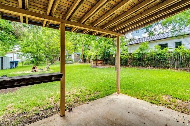 Building Photo - 1800 Forestglade Dr