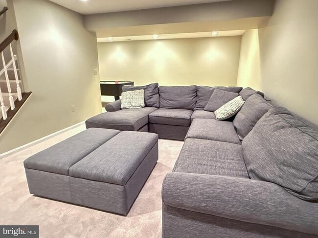 Building Photo - 15292 Surrey House Way