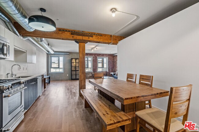 Building Photo - 527 Molino St