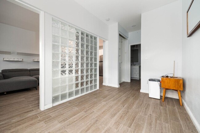 Building Photo - 1BD 1BA Condo with Parking Garage - Locate...