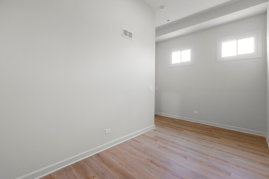 Building Photo - 3123 N California Ave