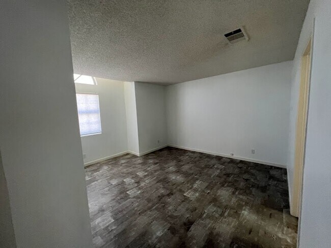 Building Photo - Custom 3 bedroom home with master bedroom ...