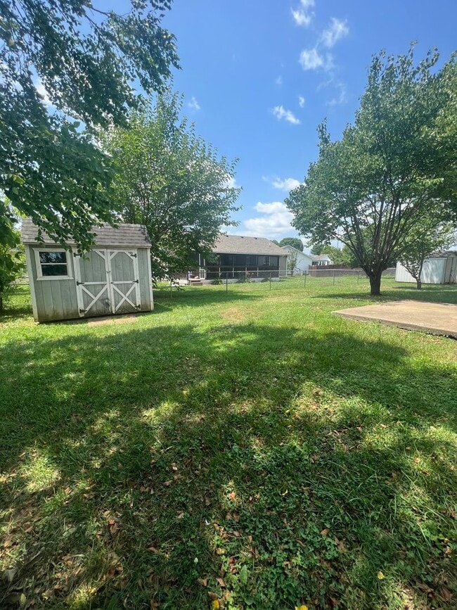 Building Photo - Spacious 3 bedroom, 2 bathroom home near Russell Sims park