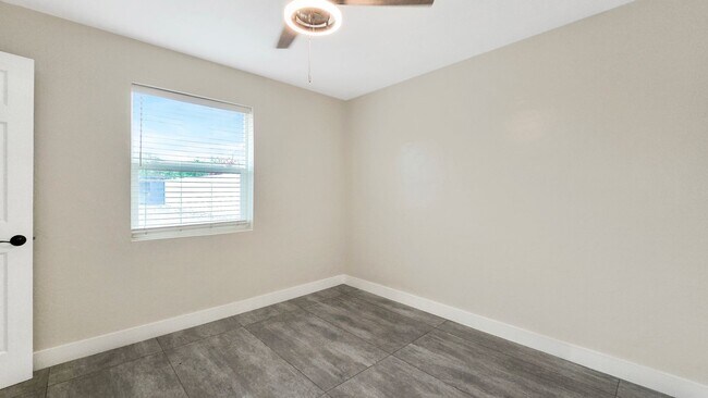 Building Photo - Gorgeous Remodel in Desirable North Central Phoenix Neighborhood