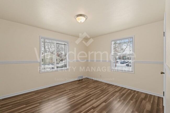 Building Photo - *MOVE IN SPECIAL * 1ST FULL MONTH FREE* Great 3-Bedroom Home IN The Garland District