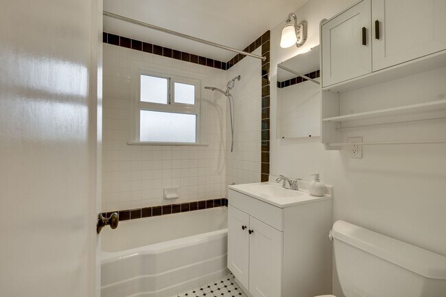 Building Photo - Charming 4 Bed, 2.5 Bath Brick Bungalow in...