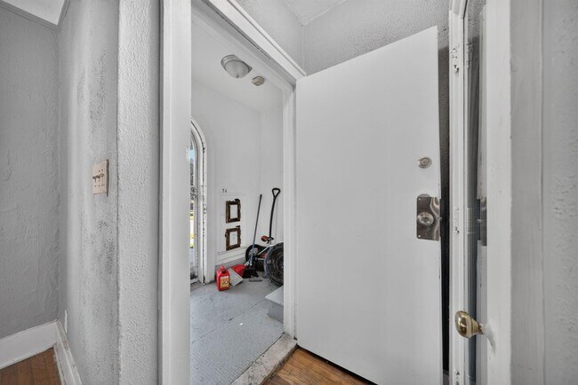 Building Photo - 2025 Calvert Ave
