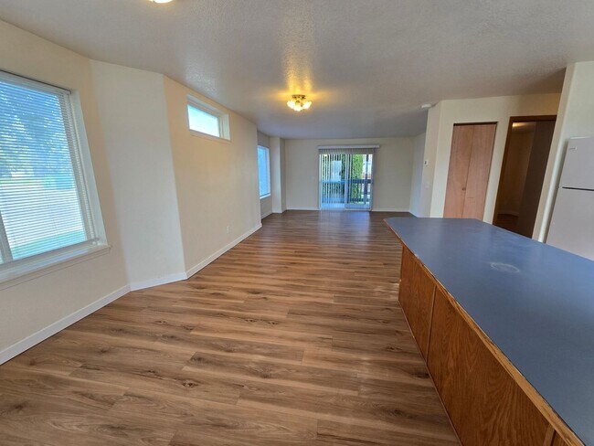 Building Photo - 810 N Siony