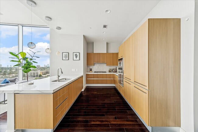 Building Photo - 2727 Kirby Dr