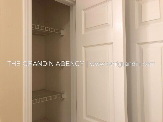 Building Photo - 1811 Meadows Ct