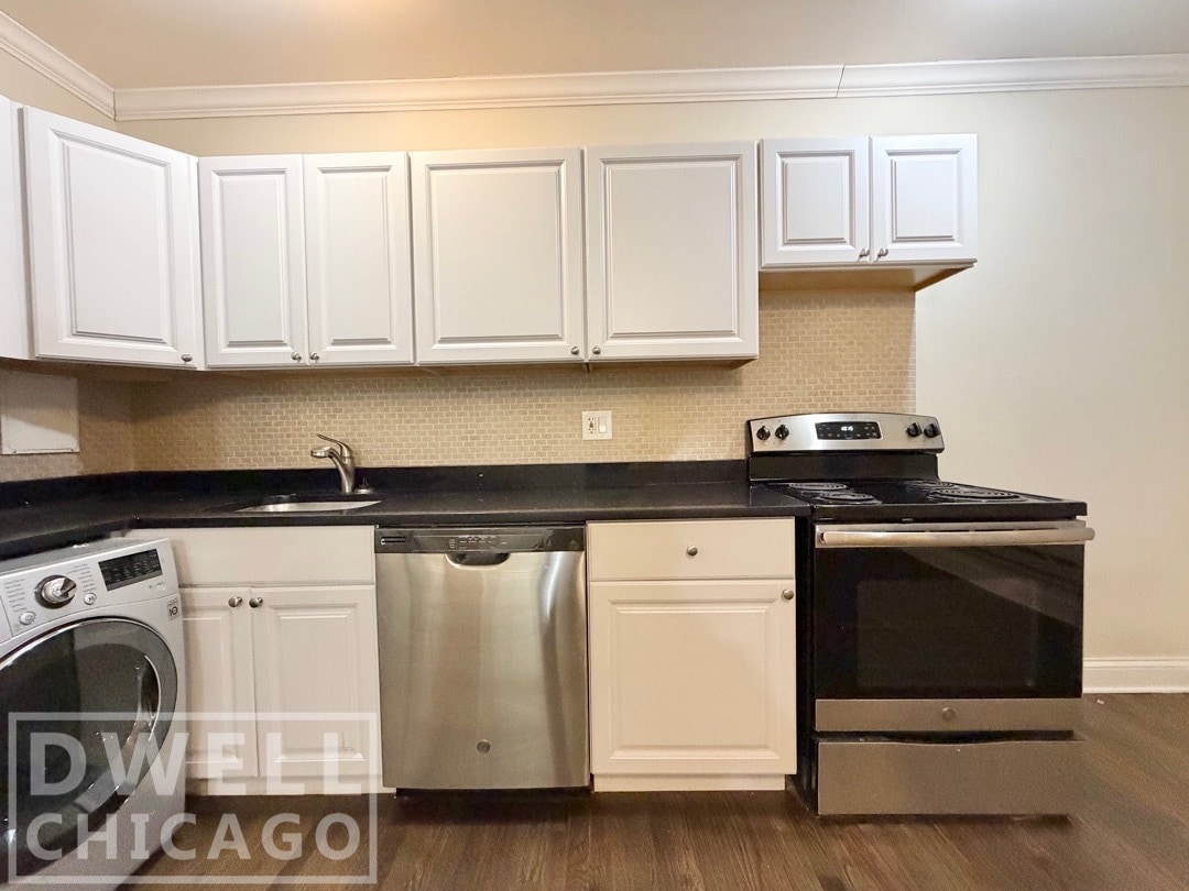 Building Photo - 3350 N Marshfield Ave