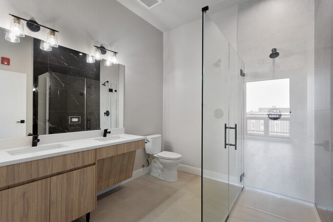 Building Photo - 2505 W Farragut Ave