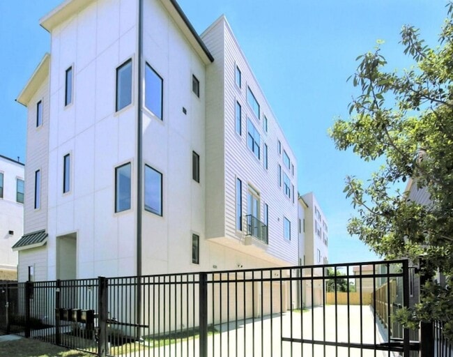 Building Photo - 816 W 22nd St