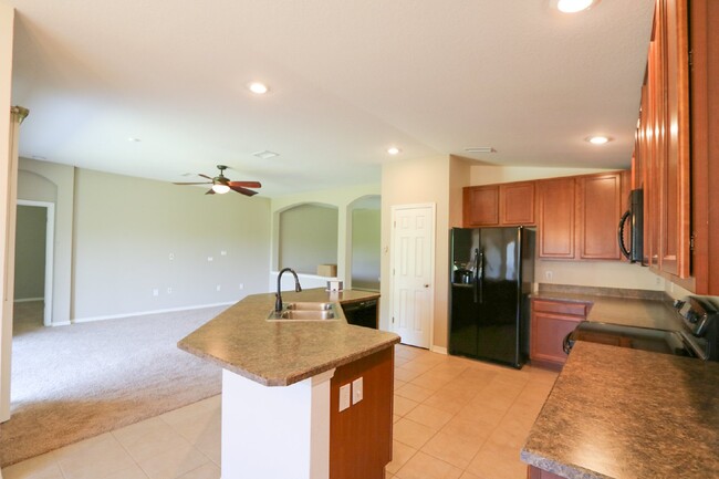 Building Photo - Beautiful 4 Bed 2 Bath 2 car garage in Sou...