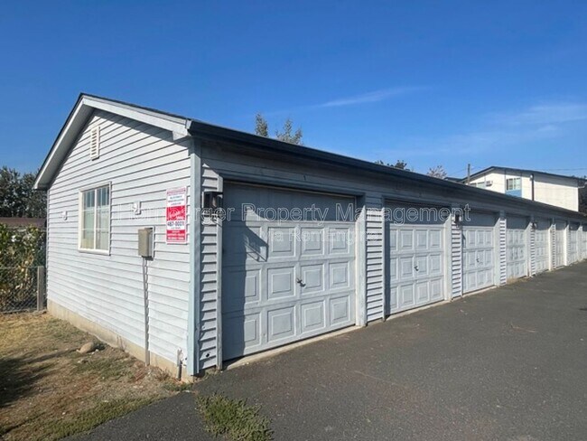 Building Photo - 1924 N Crestline St