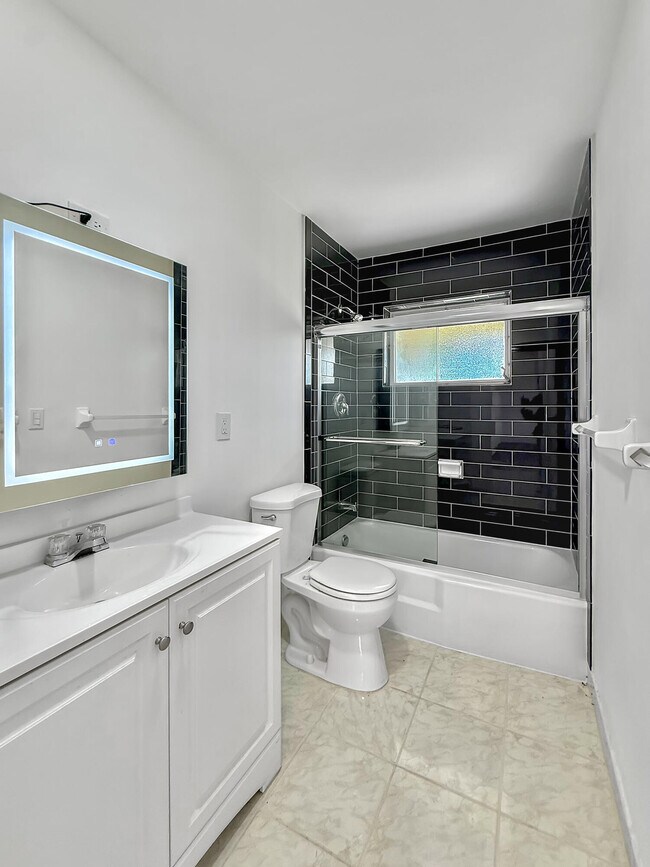 Building Photo - 5263 Cresthaven Blvd