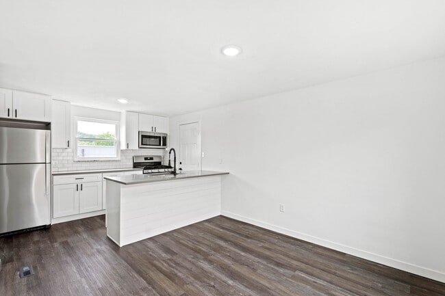 Building Photo - AVAILABLE JULY 1ST! Don't miss this RENOVATED 3-BEDROOM!!