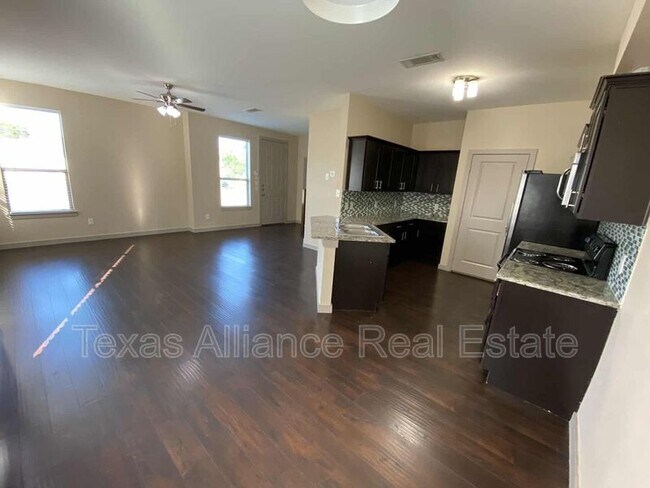 Building Photo - 3625 Valley Vista Dr