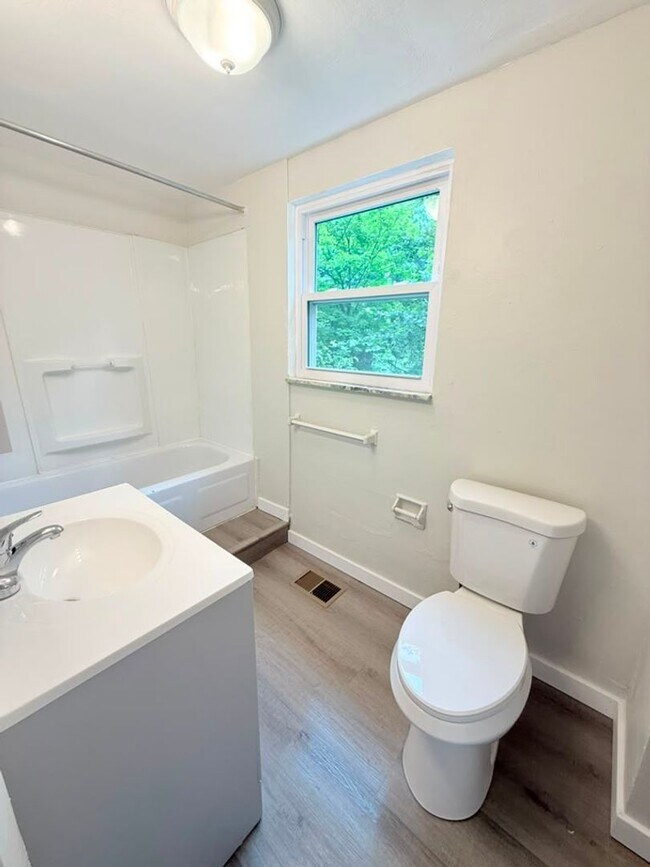 Building Photo - 472-474 Guylyn Dr