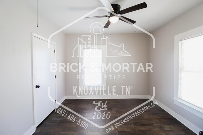 Building Photo - 404 E Emerald Ave