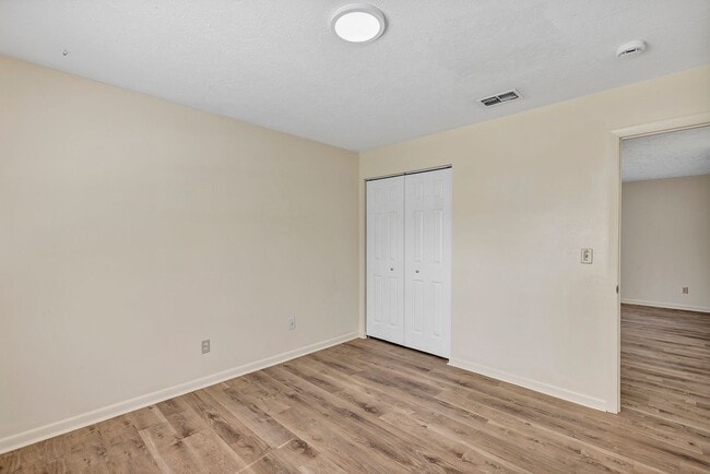Building Photo - Charming 2-Bedroom Apartment for Rent – Great Location in Ocala! Deposit-Free Move-In Available t...