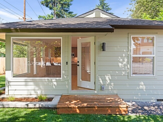 Building Photo - Light-Filled, Fully Remodeled 2?Bed / 1?Ba...