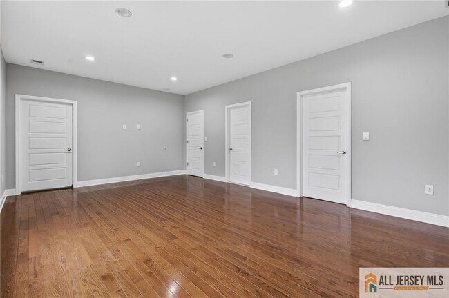 Building Photo - 19 Utica Rd