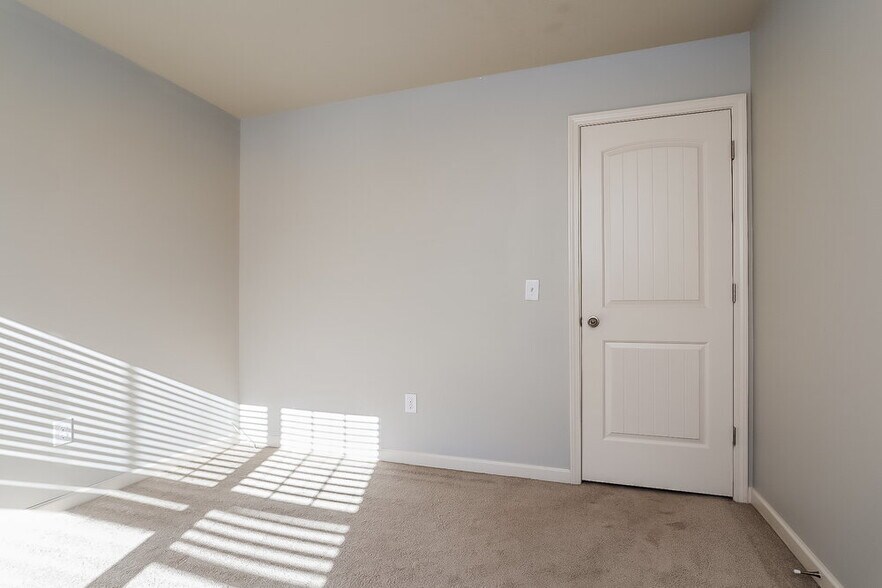 Building Photo - 494 Lobdale Falls Dr