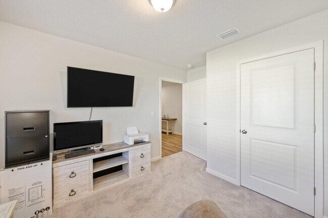 Building Photo - 42 Lockwood Way E