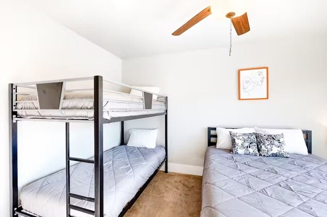 Building Photo - Clean 3 Bedroom Furnished Park's Edge Townhouse with A/C and 2 Car Garage