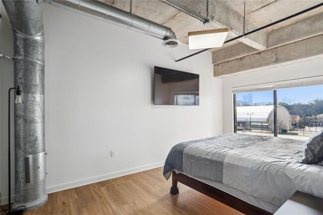 Building Photo - 70-73 500